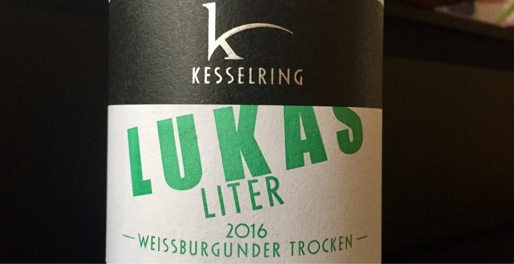 Sortentypischer Weißburgunder aus untypischer Literflasche.